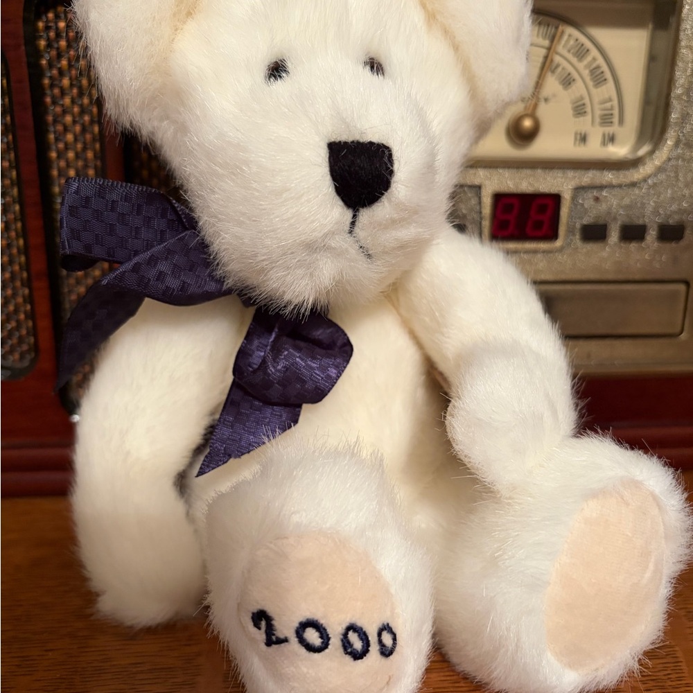“Collectible” BOYDS BEAR - White Bear 2000